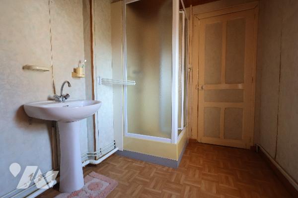 Exclusivité,
Maison semi-individuelle, 2 chambres, terrain.