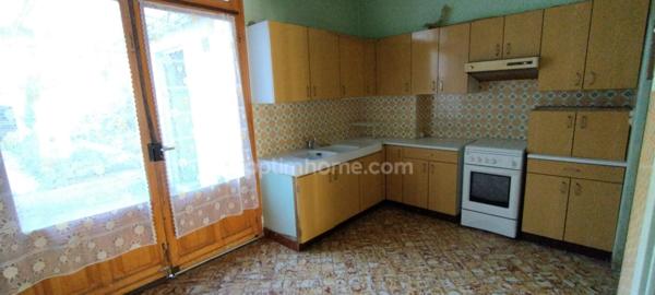 AIGRE. Immeuble avec local professionnel de 103 m², petite cour et garage 2 places. Jardin.