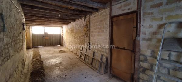 AIGRE. Immeuble avec local professionnel de 103 m², petite cour et garage 2 places. Jardin.