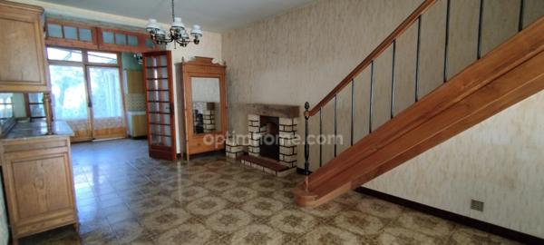 AIGRE. Immeuble avec local professionnel de 103 m², petite cour et garage 2 places. Jardin.