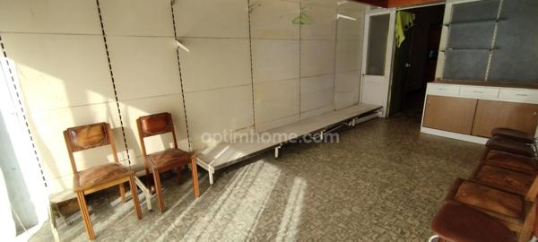 AIGRE. Immeuble avec local professionnel de 103 m², petite cour et garage 2 places. Jardin.