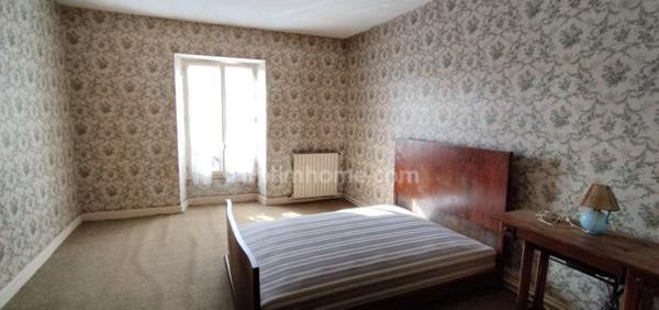 AIGRE. Immeuble avec local professionnel de 103 m², petite cour et garage 2 places. Jardin.