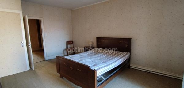 AIGRE. Immeuble avec local professionnel de 103 m², petite cour et garage 2 places. Jardin.