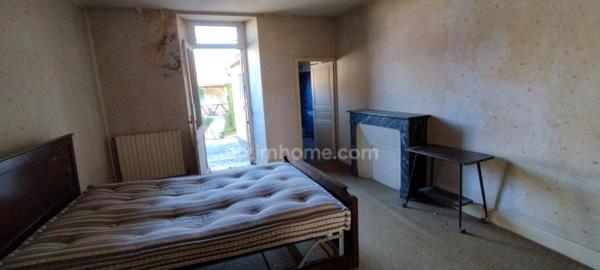 AIGRE. Immeuble avec local professionnel de 103 m², petite cour et garage 2 places. Jardin.