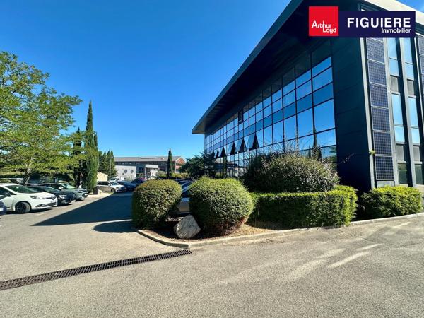 BUREAUX EN BON ÉTAT À LOUER AU CENTRE DU POLE D'ACTIVITÉ