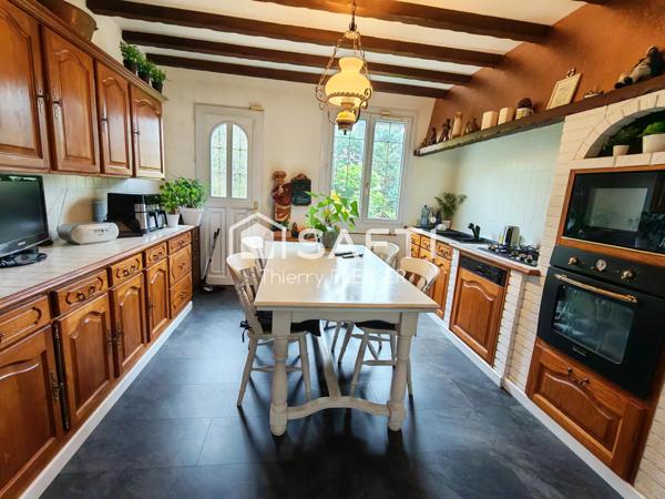 Belle maison familiale avec sous-sol total, garage et beaux volumes.