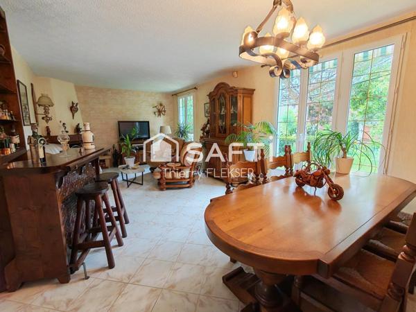 Belle maison familiale avec sous-sol total, garage et beaux volumes.
