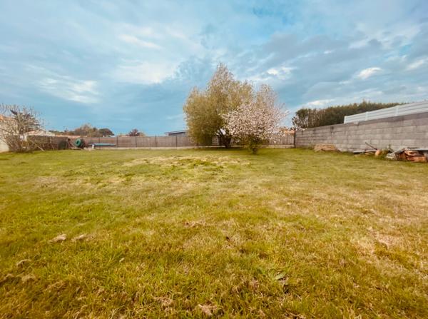 LE FENOUILLER - Terrain cloturé, hors lotissement et viabilisé de 561m²