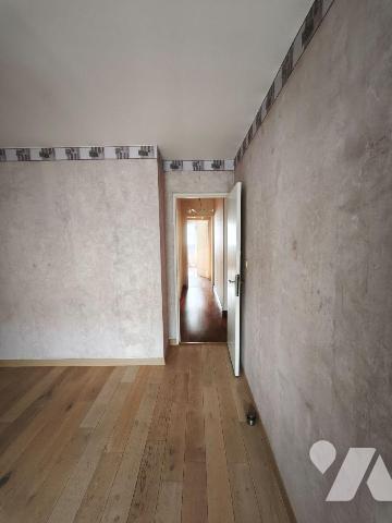 A vendre à LIMOGES (87) très bel ppartement T3 de 82 m2 avec balcon, situé à 5 minutes de la Pl...