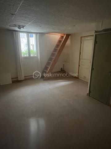 Idéalement situé au cœur du très recherché quartier Haut de Sète, découvrez cet appartement de type 3 en duplex développant 50,31 m² loi Carrez, répartis sur les premier et deuxième étages.
Le bien se compose actuellement :
Au 1er étage, d'une pièce de 18,92 m² et d'une salle d'eau avec WC.
Au 2e étage, d'un espace séjour/cuisine de 11,41 m², d'une chambre de 7,91 m², d'une pièce supplémentaire de 5,97 m², d'une salle d'eau et d'un WC.
L'appartement nécessite une rénovation complète et offre ainsi la possibilité de repenser entièrement son aménagement selon vos besoins et vos envies.
Un bien destiné aux acquéreurs à la recherche d'un véritable projet de rénovation, avec pour principal atout son emplacement dans l'un des quartiers les plus emblématiques et recherchés de Sète.
Idéal résidence principale, pied-à-terre ou investissement après rénovation.