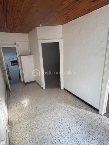 Idéalement situé au cœur du très recherché quartier Haut de Sète, découvrez cet appartement de type 3 en duplex développant 50,31 m² loi Carrez, répartis sur les premier et deuxième étages.
Le bien se compose actuellement :
Au 1er étage, d'une pièce de 18,92 m² et d'une salle d'eau avec WC.
Au 2e étage, d'un espace séjour/cuisine de 11,41 m², d'une chambre de 7,91 m², d'une pièce supplémentaire de 5,97 m², d'une salle d'eau et d'un WC.
L'appartement nécessite une rénovation complète et offre ainsi la possibilité de repenser entièrement son aménagement selon vos besoins et vos envies.
Un bien destiné aux acquéreurs à la recherche d'un véritable projet de rénovation, avec pour principal atout son emplacement dans l'un des quartiers les plus emblématiques et recherchés de Sète.
Idéal résidence principale, pied-à-terre ou investissement après rénovation.