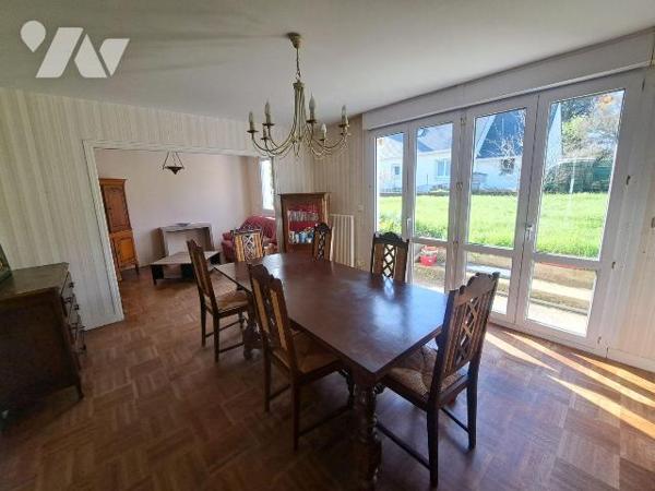 Maison d'habitation composée d'une entrée avec rangement, WC, salon/séjour, cuisine aménagée/éq...