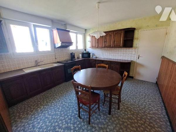 Maison d'habitation composée d'une entrée avec rangement, WC, salon/séjour, cuisine aménagée/éq...