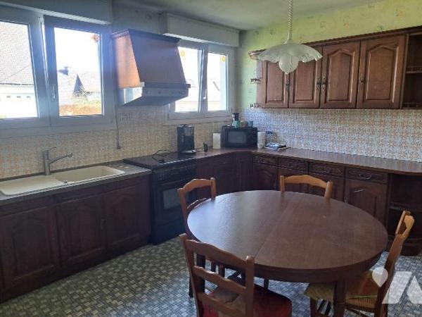 Maison d'habitation composée d'une entrée avec rangement, WC, salon/séjour, cuisine aménagée/éq...