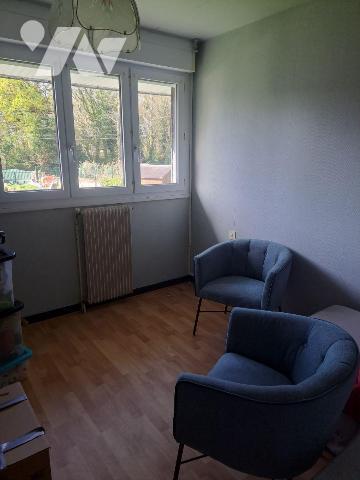 Maison d'habitation composée d'une entrée avec rangement, WC, salon/séjour, cuisine aménagée/éq...