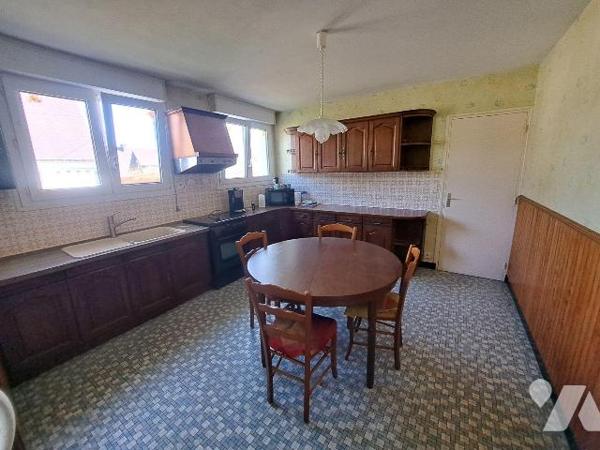 Maison d'habitation composée d'une entrée avec rangement, WC, salon/séjour, cuisine aménagée/éq...