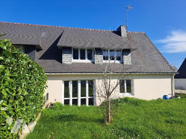 Maison d'habitation composée d'une entrée avec rangement, WC, salon/séjour, cuisine aménagée/éq...