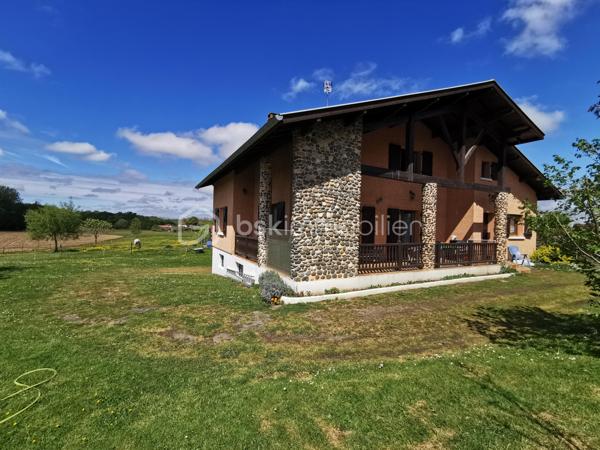 Alexandre Rondolotto, conseiller Immobilier indépendant BSK Immobilier vous présente cette grande bâtisse néo-Landaise érigée en 1981 sur 3 niveaux, dont la surface habitable se situe au rez-de chaussée de plain pied, et entourée de 18 242 m² de jardins, près et prairies d'un seul tenant, clos de haies, clôtures et fils pour les chevaux.

Située à 5 minutes de la commune de Pomarez avec tous ses commerces, école, médecins, supermarché, dentiste... et à 20 minutes de la belle ville thermale de Dax, cette propriété s'adresse aux familles nombreuses tout comme aux propriétaires de chevaux, aux artisans, aux maraichers, aux bricoleurs et autres investisseurs.

Elle est composée au rez-de-chaussée d'une entrée, d'un grand salon-séjour (doté d'un poêle à bois neuf et performant installé par un professionnel) donnant sur une terrasse sous avancée de toiture, d'une cuisine aménagée, d'un dégagement avec rangement, d'un w.c séparé avec lave mains, d'une salle d'eau avec double vasque, cabine de douche et w.c, d'un bureau, et de trois chambres avec vue sur les prairies environnantes.

l'étage, desservi par un escalier de service confortable, met à votre disposition 110 m² environ au sol, pour augmenter votre surface habitable, créer un dortoir, une salle vidéo, une salle de jeux, ou un atelier d'artiste grâce à sa belle luminosité traversante.

Au rez-de-chaussée, un escalier vous permet d'accéder à un sous-sol complet composé d'un double garage, d'une partie remise-atelier (pompe récente alimentée par un puits dont l'eau a été analysée), et d'une pièce chauffée servant de buanderie, avec douche, lavabo, évier... de quoi aménager un studio pour votre adolescent ou vos amis de passage.

Coté extérieurs vous disposez d'un abri à cheval composé de deux box alimentés en électricité et par l'eau du puits, d'un poulailler, d'un potager, et de nombreux espaces pour répondre à vos besoins.
L'eau du puits a été enterrée et tirée jusqu'au début du troisième près en bout de propriété, idéal pour les animaux, le maraichage, et gage de belles économies.

LES + du bien :

_ Vie de plain-pied.

_ Gros potentiel à l'étage afin d'augmenter la surface habitable.

_ Sous-sol Complet.

_ 18 242 m² de terrain, d'un seul tenant et clos.

_ Puits en eau avec robinets disséminés en plusieurs points sur la propriété.

_ Abri à cheval confortable et équipé en eau et électricité.

_ Panneaux solaires et ballon d'eau chaude thermodynamique pour réduire sensiblement vos dépenses mensuelles d'énergie.

_ menuiseries en double vitrage PVC blanc intérieur - effet bois extérieur posées sur les trois niveaux de l'habitation.

_ Commerces, commodités, école et soins à 5 minutes en voiture.

N.B. : les 6 dernières photos sont des projections d'aménagements non contractuels générés par l' I.A. .

Contactez moi, je me ferai un plaisir de vous présenter cette propriété rare sur le marché.

Confrères, mandataires, agences immobilières pratiquant l'inter-cabinet toute l'année, vous pouvez me contacter si vous souhaitez faire visiter vos acquéreurs en phases avec les critères du bien.