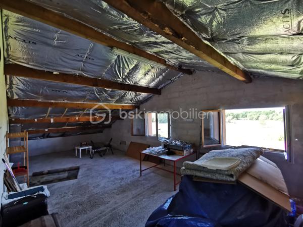 Alexandre Rondolotto, conseiller Immobilier indépendant BSK Immobilier vous présente cette grande bâtisse néo-Landaise érigée en 1981 sur 3 niveaux, dont la surface habitable se situe au rez-de chaussée de plain pied, et entourée de 18 242 m² de jardins, près et prairies d'un seul tenant, clos de haies, clôtures et fils pour les chevaux.

Située à 5 minutes de la commune de Pomarez avec tous ses commerces, école, médecins, supermarché, dentiste... et à 20 minutes de la belle ville thermale de Dax, cette propriété s'adresse aux familles nombreuses tout comme aux propriétaires de chevaux, aux artisans, aux maraichers, aux bricoleurs et autres investisseurs.

Elle est composée au rez-de-chaussée d'une entrée, d'un grand salon-séjour (doté d'un poêle à bois neuf et performant installé par un professionnel) donnant sur une terrasse sous avancée de toiture, d'une cuisine aménagée, d'un dégagement avec rangement, d'un w.c séparé avec lave mains, d'une salle d'eau avec double vasque, cabine de douche et w.c, d'un bureau, et de trois chambres avec vue sur les prairies environnantes.

l'étage, desservi par un escalier de service confortable, met à votre disposition 110 m² environ au sol, pour augmenter votre surface habitable, créer un dortoir, une salle vidéo, une salle de jeux, ou un atelier d'artiste grâce à sa belle luminosité traversante.

Au rez-de-chaussée, un escalier vous permet d'accéder à un sous-sol complet composé d'un double garage, d'une partie remise-atelier (pompe récente alimentée par un puits dont l'eau a été analysée), et d'une pièce chauffée servant de buanderie, avec douche, lavabo, évier... de quoi aménager un studio pour votre adolescent ou vos amis de passage.

Coté extérieurs vous disposez d'un abri à cheval composé de deux box alimentés en électricité et par l'eau du puits, d'un poulailler, d'un potager, et de nombreux espaces pour répondre à vos besoins.
L'eau du puits a été enterrée et tirée jusqu'au début du troisième près en bout de propriété, idéal pour les animaux, le maraichage, et gage de belles économies.

LES + du bien :

_ Vie de plain-pied.

_ Gros potentiel à l'étage afin d'augmenter la surface habitable.

_ Sous-sol Complet.

_ 18 242 m² de terrain, d'un seul tenant et clos.

_ Puits en eau avec robinets disséminés en plusieurs points sur la propriété.

_ Abri à cheval confortable et équipé en eau et électricité.

_ Panneaux solaires et ballon d'eau chaude thermodynamique pour réduire sensiblement vos dépenses mensuelles d'énergie.

_ menuiseries en double vitrage PVC blanc intérieur - effet bois extérieur posées sur les trois niveaux de l'habitation.

_ Commerces, commodités, école et soins à 5 minutes en voiture.

N.B. : les 6 dernières photos sont des projections d'aménagements non contractuels générés par l' I.A. .

Contactez moi, je me ferai un plaisir de vous présenter cette propriété rare sur le marché.

Confrères, mandataires, agences immobilières pratiquant l'inter-cabinet toute l'année, vous pouvez me contacter si vous souhaitez faire visiter vos acquéreurs en phases avec les critères du bien.
