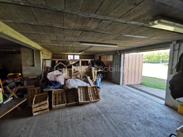 Alexandre Rondolotto, conseiller Immobilier indépendant BSK Immobilier vous présente cette grande bâtisse néo-Landaise érigée en 1981 sur 3 niveaux, dont la surface habitable se situe au rez-de chaussée de plain pied, et entourée de 18 242 m² de jardins, près et prairies d'un seul tenant, clos de haies, clôtures et fils pour les chevaux.

Située à 5 minutes de la commune de Pomarez avec tous ses commerces, école, médecins, supermarché, dentiste... et à 20 minutes de la belle ville thermale de Dax, cette propriété s'adresse aux familles nombreuses tout comme aux propriétaires de chevaux, aux artisans, aux maraichers, aux bricoleurs et autres investisseurs.

Elle est composée au rez-de-chaussée d'une entrée, d'un grand salon-séjour (doté d'un poêle à bois neuf et performant installé par un professionnel) donnant sur une terrasse sous avancée de toiture, d'une cuisine aménagée, d'un dégagement avec rangement, d'un w.c séparé avec lave mains, d'une salle d'eau avec double vasque, cabine de douche et w.c, d'un bureau, et de trois chambres avec vue sur les prairies environnantes.

l'étage, desservi par un escalier de service confortable, met à votre disposition 110 m² environ au sol, pour augmenter votre surface habitable, créer un dortoir, une salle vidéo, une salle de jeux, ou un atelier d'artiste grâce à sa belle luminosité traversante.

Au rez-de-chaussée, un escalier vous permet d'accéder à un sous-sol complet composé d'un double garage, d'une partie remise-atelier (pompe récente alimentée par un puits dont l'eau a été analysée), et d'une pièce chauffée servant de buanderie, avec douche, lavabo, évier... de quoi aménager un studio pour votre adolescent ou vos amis de passage.

Coté extérieurs vous disposez d'un abri à cheval composé de deux box alimentés en électricité et par l'eau du puits, d'un poulailler, d'un potager, et de nombreux espaces pour répondre à vos besoins.
L'eau du puits a été enterrée et tirée jusqu'au début du troisième près en bout de propriété, idéal pour les animaux, le maraichage, et gage de belles économies.

LES + du bien :

_ Vie de plain-pied.

_ Gros potentiel à l'étage afin d'augmenter la surface habitable.

_ Sous-sol Complet.

_ 18 242 m² de terrain, d'un seul tenant et clos.

_ Puits en eau avec robinets disséminés en plusieurs points sur la propriété.

_ Abri à cheval confortable et équipé en eau et électricité.

_ Panneaux solaires et ballon d'eau chaude thermodynamique pour réduire sensiblement vos dépenses mensuelles d'énergie.

_ menuiseries en double vitrage PVC blanc intérieur - effet bois extérieur posées sur les trois niveaux de l'habitation.

_ Commerces, commodités, école et soins à 5 minutes en voiture.

N.B. : les 6 dernières photos sont des projections d'aménagements non contractuels générés par l' I.A. .

Contactez moi, je me ferai un plaisir de vous présenter cette propriété rare sur le marché.

Confrères, mandataires, agences immobilières pratiquant l'inter-cabinet toute l'année, vous pouvez me contacter si vous souhaitez faire visiter vos acquéreurs en phases avec les critères du bien.