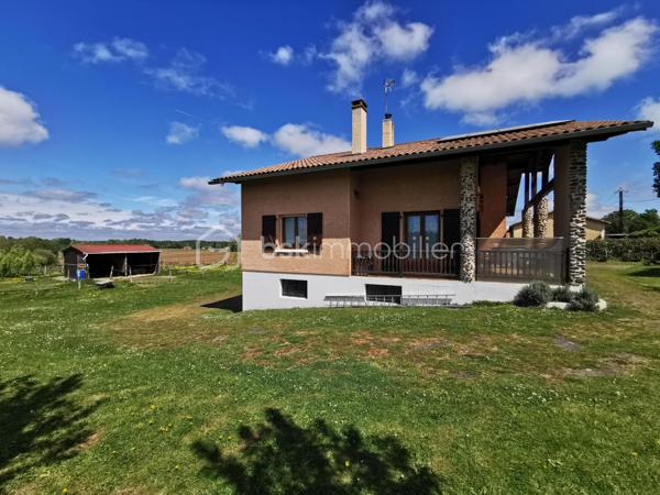 Alexandre Rondolotto, conseiller Immobilier indépendant BSK Immobilier vous présente cette grande bâtisse néo-Landaise érigée en 1981 sur 3 niveaux, dont la surface habitable se situe au rez-de chaussée de plain pied, et entourée de 18 242 m² de jardins, près et prairies d'un seul tenant, clos de haies, clôtures et fils pour les chevaux.

Située à 5 minutes de la commune de Pomarez avec tous ses commerces, école, médecins, supermarché, dentiste... et à 20 minutes de la belle ville thermale de Dax, cette propriété s'adresse aux familles nombreuses tout comme aux propriétaires de chevaux, aux artisans, aux maraichers, aux bricoleurs et autres investisseurs.

Elle est composée au rez-de-chaussée d'une entrée, d'un grand salon-séjour (doté d'un poêle à bois neuf et performant installé par un professionnel) donnant sur une terrasse sous avancée de toiture, d'une cuisine aménagée, d'un dégagement avec rangement, d'un w.c séparé avec lave mains, d'une salle d'eau avec double vasque, cabine de douche et w.c, d'un bureau, et de trois chambres avec vue sur les prairies environnantes.

l'étage, desservi par un escalier de service confortable, met à votre disposition 110 m² environ au sol, pour augmenter votre surface habitable, créer un dortoir, une salle vidéo, une salle de jeux, ou un atelier d'artiste grâce à sa belle luminosité traversante.

Au rez-de-chaussée, un escalier vous permet d'accéder à un sous-sol complet composé d'un double garage, d'une partie remise-atelier (pompe récente alimentée par un puits dont l'eau a été analysée), et d'une pièce chauffée servant de buanderie, avec douche, lavabo, évier... de quoi aménager un studio pour votre adolescent ou vos amis de passage.

Coté extérieurs vous disposez d'un abri à cheval composé de deux box alimentés en électricité et par l'eau du puits, d'un poulailler, d'un potager, et de nombreux espaces pour répondre à vos besoins.
L'eau du puits a été enterrée et tirée jusqu'au début du troisième près en bout de propriété, idéal pour les animaux, le maraichage, et gage de belles économies.

LES + du bien :

_ Vie de plain-pied.

_ Gros potentiel à l'étage afin d'augmenter la surface habitable.

_ Sous-sol Complet.

_ 18 242 m² de terrain, d'un seul tenant et clos.

_ Puits en eau avec robinets disséminés en plusieurs points sur la propriété.

_ Abri à cheval confortable et équipé en eau et électricité.

_ Panneaux solaires et ballon d'eau chaude thermodynamique pour réduire sensiblement vos dépenses mensuelles d'énergie.

_ menuiseries en double vitrage PVC blanc intérieur - effet bois extérieur posées sur les trois niveaux de l'habitation.

_ Commerces, commodités, école et soins à 5 minutes en voiture.

N.B. : les 6 dernières photos sont des projections d'aménagements non contractuels générés par l' I.A. .

Contactez moi, je me ferai un plaisir de vous présenter cette propriété rare sur le marché.

Confrères, mandataires, agences immobilières pratiquant l'inter-cabinet toute l'année, vous pouvez me contacter si vous souhaitez faire visiter vos acquéreurs en phases avec les critères du bien.