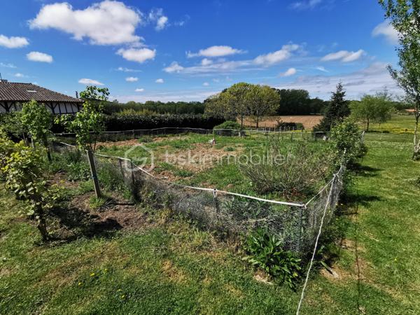 Alexandre Rondolotto, conseiller Immobilier indépendant BSK Immobilier vous présente cette grande bâtisse néo-Landaise érigée en 1981 sur 3 niveaux, dont la surface habitable se situe au rez-de chaussée de plain pied, et entourée de 18 242 m² de jardins, près et prairies d'un seul tenant, clos de haies, clôtures et fils pour les chevaux.

Située à 5 minutes de la commune de Pomarez avec tous ses commerces, école, médecins, supermarché, dentiste... et à 20 minutes de la belle ville thermale de Dax, cette propriété s'adresse aux familles nombreuses tout comme aux propriétaires de chevaux, aux artisans, aux maraichers, aux bricoleurs et autres investisseurs.

Elle est composée au rez-de-chaussée d'une entrée, d'un grand salon-séjour (doté d'un poêle à bois neuf et performant installé par un professionnel) donnant sur une terrasse sous avancée de toiture, d'une cuisine aménagée, d'un dégagement avec rangement, d'un w.c séparé avec lave mains, d'une salle d'eau avec double vasque, cabine de douche et w.c, d'un bureau, et de trois chambres avec vue sur les prairies environnantes.

l'étage, desservi par un escalier de service confortable, met à votre disposition 110 m² environ au sol, pour augmenter votre surface habitable, créer un dortoir, une salle vidéo, une salle de jeux, ou un atelier d'artiste grâce à sa belle luminosité traversante.

Au rez-de-chaussée, un escalier vous permet d'accéder à un sous-sol complet composé d'un double garage, d'une partie remise-atelier (pompe récente alimentée par un puits dont l'eau a été analysée), et d'une pièce chauffée servant de buanderie, avec douche, lavabo, évier... de quoi aménager un studio pour votre adolescent ou vos amis de passage.

Coté extérieurs vous disposez d'un abri à cheval composé de deux box alimentés en électricité et par l'eau du puits, d'un poulailler, d'un potager, et de nombreux espaces pour répondre à vos besoins.
L'eau du puits a été enterrée et tirée jusqu'au début du troisième près en bout de propriété, idéal pour les animaux, le maraichage, et gage de belles économies.

LES + du bien :

_ Vie de plain-pied.

_ Gros potentiel à l'étage afin d'augmenter la surface habitable.

_ Sous-sol Complet.

_ 18 242 m² de terrain, d'un seul tenant et clos.

_ Puits en eau avec robinets disséminés en plusieurs points sur la propriété.

_ Abri à cheval confortable et équipé en eau et électricité.

_ Panneaux solaires et ballon d'eau chaude thermodynamique pour réduire sensiblement vos dépenses mensuelles d'énergie.

_ menuiseries en double vitrage PVC blanc intérieur - effet bois extérieur posées sur les trois niveaux de l'habitation.

_ Commerces, commodités, école et soins à 5 minutes en voiture.

N.B. : les 6 dernières photos sont des projections d'aménagements non contractuels générés par l' I.A. .

Contactez moi, je me ferai un plaisir de vous présenter cette propriété rare sur le marché.

Confrères, mandataires, agences immobilières pratiquant l'inter-cabinet toute l'année, vous pouvez me contacter si vous souhaitez faire visiter vos acquéreurs en phases avec les critères du bien.