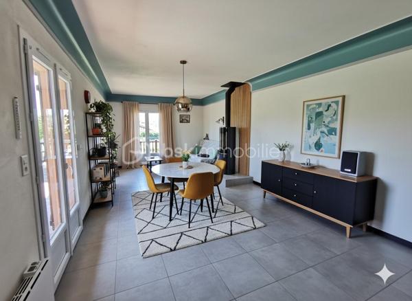 Alexandre Rondolotto, conseiller Immobilier indépendant BSK Immobilier vous présente cette grande bâtisse néo-Landaise érigée en 1981 sur 3 niveaux, dont la surface habitable se situe au rez-de chaussée de plain pied, et entourée de 18 242 m² de jardins, près et prairies d'un seul tenant, clos de haies, clôtures et fils pour les chevaux.

Située à 5 minutes de la commune de Pomarez avec tous ses commerces, école, médecins, supermarché, dentiste... et à 20 minutes de la belle ville thermale de Dax, cette propriété s'adresse aux familles nombreuses tout comme aux propriétaires de chevaux, aux artisans, aux maraichers, aux bricoleurs et autres investisseurs.

Elle est composée au rez-de-chaussée d'une entrée, d'un grand salon-séjour (doté d'un poêle à bois neuf et performant installé par un professionnel) donnant sur une terrasse sous avancée de toiture, d'une cuisine aménagée, d'un dégagement avec rangement, d'un w.c séparé avec lave mains, d'une salle d'eau avec double vasque, cabine de douche et w.c, d'un bureau, et de trois chambres avec vue sur les prairies environnantes.

l'étage, desservi par un escalier de service confortable, met à votre disposition 110 m² environ au sol, pour augmenter votre surface habitable, créer un dortoir, une salle vidéo, une salle de jeux, ou un atelier d'artiste grâce à sa belle luminosité traversante.

Au rez-de-chaussée, un escalier vous permet d'accéder à un sous-sol complet composé d'un double garage, d'une partie remise-atelier (pompe récente alimentée par un puits dont l'eau a été analysée), et d'une pièce chauffée servant de buanderie, avec douche, lavabo, évier... de quoi aménager un studio pour votre adolescent ou vos amis de passage.

Coté extérieurs vous disposez d'un abri à cheval composé de deux box alimentés en électricité et par l'eau du puits, d'un poulailler, d'un potager, et de nombreux espaces pour répondre à vos besoins.
L'eau du puits a été enterrée et tirée jusqu'au début du troisième près en bout de propriété, idéal pour les animaux, le maraichage, et gage de belles économies.

LES + du bien :

_ Vie de plain-pied.

_ Gros potentiel à l'étage afin d'augmenter la surface habitable.

_ Sous-sol Complet.

_ 18 242 m² de terrain, d'un seul tenant et clos.

_ Puits en eau avec robinets disséminés en plusieurs points sur la propriété.

_ Abri à cheval confortable et équipé en eau et électricité.

_ Panneaux solaires et ballon d'eau chaude thermodynamique pour réduire sensiblement vos dépenses mensuelles d'énergie.

_ menuiseries en double vitrage PVC blanc intérieur - effet bois extérieur posées sur les trois niveaux de l'habitation.

_ Commerces, commodités, école et soins à 5 minutes en voiture.

N.B. : les 6 dernières photos sont des projections d'aménagements non contractuels générés par l' I.A. .

Contactez moi, je me ferai un plaisir de vous présenter cette propriété rare sur le marché.

Confrères, mandataires, agences immobilières pratiquant l'inter-cabinet toute l'année, vous pouvez me contacter si vous souhaitez faire visiter vos acquéreurs en phases avec les critères du bien.