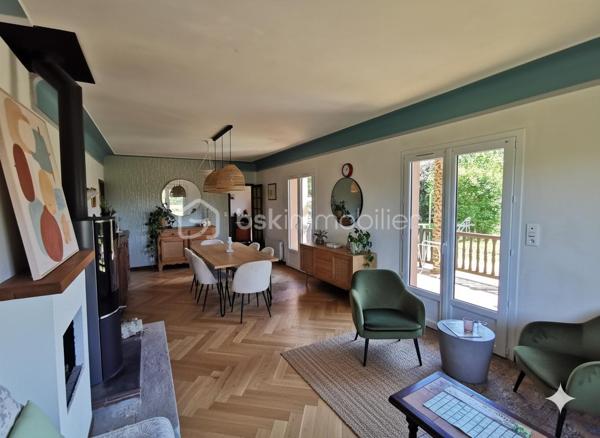 Alexandre Rondolotto, conseiller Immobilier indépendant BSK Immobilier vous présente cette grande bâtisse néo-Landaise érigée en 1981 sur 3 niveaux, dont la surface habitable se situe au rez-de chaussée de plain pied, et entourée de 18 242 m² de jardins, près et prairies d'un seul tenant, clos de haies, clôtures et fils pour les chevaux.

Située à 5 minutes de la commune de Pomarez avec tous ses commerces, école, médecins, supermarché, dentiste... et à 20 minutes de la belle ville thermale de Dax, cette propriété s'adresse aux familles nombreuses tout comme aux propriétaires de chevaux, aux artisans, aux maraichers, aux bricoleurs et autres investisseurs.

Elle est composée au rez-de-chaussée d'une entrée, d'un grand salon-séjour (doté d'un poêle à bois neuf et performant installé par un professionnel) donnant sur une terrasse sous avancée de toiture, d'une cuisine aménagée, d'un dégagement avec rangement, d'un w.c séparé avec lave mains, d'une salle d'eau avec double vasque, cabine de douche et w.c, d'un bureau, et de trois chambres avec vue sur les prairies environnantes.

l'étage, desservi par un escalier de service confortable, met à votre disposition 110 m² environ au sol, pour augmenter votre surface habitable, créer un dortoir, une salle vidéo, une salle de jeux, ou un atelier d'artiste grâce à sa belle luminosité traversante.

Au rez-de-chaussée, un escalier vous permet d'accéder à un sous-sol complet composé d'un double garage, d'une partie remise-atelier (pompe récente alimentée par un puits dont l'eau a été analysée), et d'une pièce chauffée servant de buanderie, avec douche, lavabo, évier... de quoi aménager un studio pour votre adolescent ou vos amis de passage.

Coté extérieurs vous disposez d'un abri à cheval composé de deux box alimentés en électricité et par l'eau du puits, d'un poulailler, d'un potager, et de nombreux espaces pour répondre à vos besoins.
L'eau du puits a été enterrée et tirée jusqu'au début du troisième près en bout de propriété, idéal pour les animaux, le maraichage, et gage de belles économies.

LES + du bien :

_ Vie de plain-pied.

_ Gros potentiel à l'étage afin d'augmenter la surface habitable.

_ Sous-sol Complet.

_ 18 242 m² de terrain, d'un seul tenant et clos.

_ Puits en eau avec robinets disséminés en plusieurs points sur la propriété.

_ Abri à cheval confortable et équipé en eau et électricité.

_ Panneaux solaires et ballon d'eau chaude thermodynamique pour réduire sensiblement vos dépenses mensuelles d'énergie.

_ menuiseries en double vitrage PVC blanc intérieur - effet bois extérieur posées sur les trois niveaux de l'habitation.

_ Commerces, commodités, école et soins à 5 minutes en voiture.

N.B. : les 6 dernières photos sont des projections d'aménagements non contractuels générés par l' I.A. .

Contactez moi, je me ferai un plaisir de vous présenter cette propriété rare sur le marché.

Confrères, mandataires, agences immobilières pratiquant l'inter-cabinet toute l'année, vous pouvez me contacter si vous souhaitez faire visiter vos acquéreurs en phases avec les critères du bien.