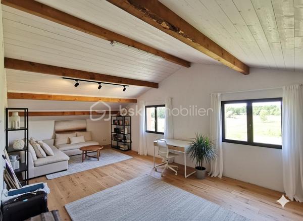 Alexandre Rondolotto, conseiller Immobilier indépendant BSK Immobilier vous présente cette grande bâtisse néo-Landaise érigée en 1981 sur 3 niveaux, dont la surface habitable se situe au rez-de chaussée de plain pied, et entourée de 18 242 m² de jardins, près et prairies d'un seul tenant, clos de haies, clôtures et fils pour les chevaux.

Située à 5 minutes de la commune de Pomarez avec tous ses commerces, école, médecins, supermarché, dentiste... et à 20 minutes de la belle ville thermale de Dax, cette propriété s'adresse aux familles nombreuses tout comme aux propriétaires de chevaux, aux artisans, aux maraichers, aux bricoleurs et autres investisseurs.

Elle est composée au rez-de-chaussée d'une entrée, d'un grand salon-séjour (doté d'un poêle à bois neuf et performant installé par un professionnel) donnant sur une terrasse sous avancée de toiture, d'une cuisine aménagée, d'un dégagement avec rangement, d'un w.c séparé avec lave mains, d'une salle d'eau avec double vasque, cabine de douche et w.c, d'un bureau, et de trois chambres avec vue sur les prairies environnantes.

l'étage, desservi par un escalier de service confortable, met à votre disposition 110 m² environ au sol, pour augmenter votre surface habitable, créer un dortoir, une salle vidéo, une salle de jeux, ou un atelier d'artiste grâce à sa belle luminosité traversante.

Au rez-de-chaussée, un escalier vous permet d'accéder à un sous-sol complet composé d'un double garage, d'une partie remise-atelier (pompe récente alimentée par un puits dont l'eau a été analysée), et d'une pièce chauffée servant de buanderie, avec douche, lavabo, évier... de quoi aménager un studio pour votre adolescent ou vos amis de passage.

Coté extérieurs vous disposez d'un abri à cheval composé de deux box alimentés en électricité et par l'eau du puits, d'un poulailler, d'un potager, et de nombreux espaces pour répondre à vos besoins.
L'eau du puits a été enterrée et tirée jusqu'au début du troisième près en bout de propriété, idéal pour les animaux, le maraichage, et gage de belles économies.

LES + du bien :

_ Vie de plain-pied.

_ Gros potentiel à l'étage afin d'augmenter la surface habitable.

_ Sous-sol Complet.

_ 18 242 m² de terrain, d'un seul tenant et clos.

_ Puits en eau avec robinets disséminés en plusieurs points sur la propriété.

_ Abri à cheval confortable et équipé en eau et électricité.

_ Panneaux solaires et ballon d'eau chaude thermodynamique pour réduire sensiblement vos dépenses mensuelles d'énergie.

_ menuiseries en double vitrage PVC blanc intérieur - effet bois extérieur posées sur les trois niveaux de l'habitation.

_ Commerces, commodités, école et soins à 5 minutes en voiture.

N.B. : les 6 dernières photos sont des projections d'aménagements non contractuels générés par l' I.A. .

Contactez moi, je me ferai un plaisir de vous présenter cette propriété rare sur le marché.

Confrères, mandataires, agences immobilières pratiquant l'inter-cabinet toute l'année, vous pouvez me contacter si vous souhaitez faire visiter vos acquéreurs en phases avec les critères du bien.