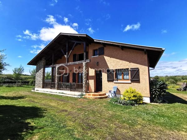 Alexandre Rondolotto, conseiller Immobilier indépendant BSK Immobilier vous présente cette grande bâtisse néo-Landaise érigée en 1981 sur 3 niveaux, dont la surface habitable se situe au rez-de chaussée de plain pied, et entourée de 18 242 m² de jardins, près et prairies d'un seul tenant, clos de haies, clôtures et fils pour les chevaux.

Située à 5 minutes de la commune de Pomarez avec tous ses commerces, école, médecins, supermarché, dentiste... et à 20 minutes de la belle ville thermale de Dax, cette propriété s'adresse aux familles nombreuses tout comme aux propriétaires de chevaux, aux artisans, aux maraichers, aux bricoleurs et autres investisseurs.

Elle est composée au rez-de-chaussée d'une entrée, d'un grand salon-séjour (doté d'un poêle à bois neuf et performant installé par un professionnel) donnant sur une terrasse sous avancée de toiture, d'une cuisine aménagée, d'un dégagement avec rangement, d'un w.c séparé avec lave mains, d'une salle d'eau avec double vasque, cabine de douche et w.c, d'un bureau, et de trois chambres avec vue sur les prairies environnantes.

l'étage, desservi par un escalier de service confortable, met à votre disposition 110 m² environ au sol, pour augmenter votre surface habitable, créer un dortoir, une salle vidéo, une salle de jeux, ou un atelier d'artiste grâce à sa belle luminosité traversante.

Au rez-de-chaussée, un escalier vous permet d'accéder à un sous-sol complet composé d'un double garage, d'une partie remise-atelier (pompe récente alimentée par un puits dont l'eau a été analysée), et d'une pièce chauffée servant de buanderie, avec douche, lavabo, évier... de quoi aménager un studio pour votre adolescent ou vos amis de passage.

Coté extérieurs vous disposez d'un abri à cheval composé de deux box alimentés en électricité et par l'eau du puits, d'un poulailler, d'un potager, et de nombreux espaces pour répondre à vos besoins.
L'eau du puits a été enterrée et tirée jusqu'au début du troisième près en bout de propriété, idéal pour les animaux, le maraichage, et gage de belles économies.

LES + du bien :

_ Vie de plain-pied.

_ Gros potentiel à l'étage afin d'augmenter la surface habitable.

_ Sous-sol Complet.

_ 18 242 m² de terrain, d'un seul tenant et clos.

_ Puits en eau avec robinets disséminés en plusieurs points sur la propriété.

_ Abri à cheval confortable et équipé en eau et électricité.

_ Panneaux solaires et ballon d'eau chaude thermodynamique pour réduire sensiblement vos dépenses mensuelles d'énergie.

_ menuiseries en double vitrage PVC blanc intérieur - effet bois extérieur posées sur les trois niveaux de l'habitation.

_ Commerces, commodités, école et soins à 5 minutes en voiture.

N.B. : les 6 dernières photos sont des projections d'aménagements non contractuels générés par l' I.A. .

Contactez moi, je me ferai un plaisir de vous présenter cette propriété rare sur le marché.

Confrères, mandataires, agences immobilières pratiquant l'inter-cabinet toute l'année, vous pouvez me contacter si vous souhaitez faire visiter vos acquéreurs en phases avec les critères du bien.