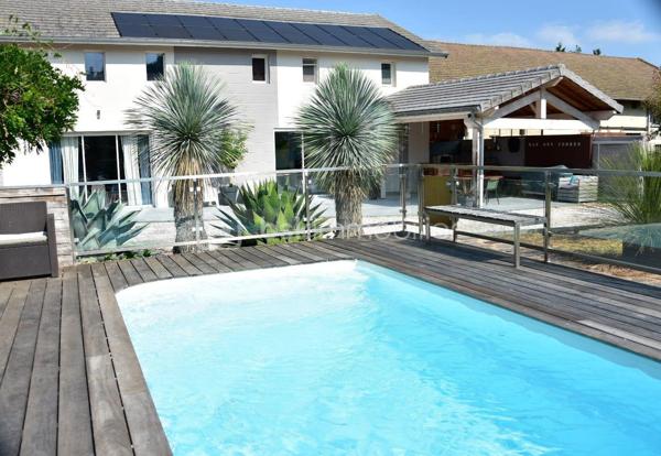 En exclusivité à Peyrins, découvrez cette maison de 176 m² au charme contemporain, offrant de beaux volumes sous plafond cathédrale et un cadre extérieur idéal pour recevoir.
Au rez-de-chaussée, un vaste séjour-salon baigné de lumière s'ouvre sur une cuisine séparée entièrement équipée. Une chambre parentale avec salle de douche privative complète ce niveau, pour un confort en plain-pied.
À l'étage, accessible par un bel escalier ouvert, 3 chambres et une salle de bain offrent un espace nuit spacieux pour toute la famille.
Un atout rare : à l'arrière de la propriété, un atelier de 180 m² avec mezzanine de rangement, bureau indépendant et une authentique baume voûtée en pierre, cave fraîche typique de la région, idéale pour le stockage ou vos projets. Un potentiel exceptionnel pour artisan, passionné de mécanique ou activité professionnelle.
Côté extérieur, profitez d'une terrasse couverte avec coin bar, d'une piscine et d'un terrain de pétanque, le tout sur une belle parcelle de 2 620 m².
Une propriété unique alliant confort familial, espace de vie extérieur et un atelier hors norme — à visiter sans attendre !
527 000 € FAI — DPE : B
Delphine, BSK Immobilier
0699309932
d.sainsorny@bskimmobilier.com