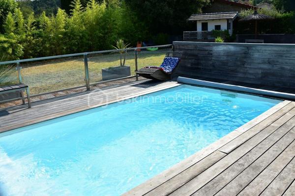 En exclusivité à Peyrins, découvrez cette maison de 176 m² au charme contemporain, offrant de beaux volumes sous plafond cathédrale et un cadre extérieur idéal pour recevoir.
Au rez-de-chaussée, un vaste séjour-salon baigné de lumière s'ouvre sur une cuisine séparée entièrement équipée. Une chambre parentale avec salle de douche privative complète ce niveau, pour un confort en plain-pied.
À l'étage, accessible par un bel escalier ouvert, 3 chambres et une salle de bain offrent un espace nuit spacieux pour toute la famille.
Un atout rare : à l'arrière de la propriété, un atelier de 180 m² avec mezzanine de rangement, bureau indépendant et une authentique baume voûtée en pierre, cave fraîche typique de la région, idéale pour le stockage ou vos projets. Un potentiel exceptionnel pour artisan, passionné de mécanique ou activité professionnelle.
Côté extérieur, profitez d'une terrasse couverte avec coin bar, d'une piscine et d'un terrain de pétanque, le tout sur une belle parcelle de 2 620 m².
Une propriété unique alliant confort familial, espace de vie extérieur et un atelier hors norme — à visiter sans attendre !
527 000 € FAI — DPE : B
Delphine, BSK Immobilier
0699309932
d.sainsorny@bskimmobilier.com