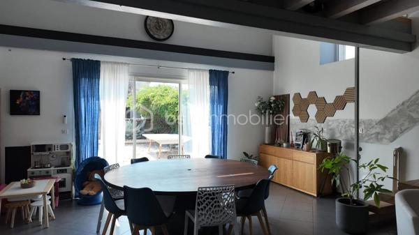 En exclusivité à Peyrins, découvrez cette maison de 176 m² au charme contemporain, offrant de beaux volumes sous plafond cathédrale et un cadre extérieur idéal pour recevoir.
Au rez-de-chaussée, un vaste séjour-salon baigné de lumière s'ouvre sur une cuisine séparée entièrement équipée. Une chambre parentale avec salle de douche privative complète ce niveau, pour un confort en plain-pied.
À l'étage, accessible par un bel escalier ouvert, 3 chambres et une salle de bain offrent un espace nuit spacieux pour toute la famille.
Un atout rare : à l'arrière de la propriété, un atelier de 180 m² avec mezzanine de rangement, bureau indépendant et une authentique baume voûtée en pierre, cave fraîche typique de la région, idéale pour le stockage ou vos projets. Un potentiel exceptionnel pour artisan, passionné de mécanique ou activité professionnelle.
Côté extérieur, profitez d'une terrasse couverte avec coin bar, d'une piscine et d'un terrain de pétanque, le tout sur une belle parcelle de 2 620 m².
Une propriété unique alliant confort familial, espace de vie extérieur et un atelier hors norme — à visiter sans attendre !
527 000 € FAI — DPE : B
Delphine, BSK Immobilier
0699309932
d.sainsorny@bskimmobilier.com