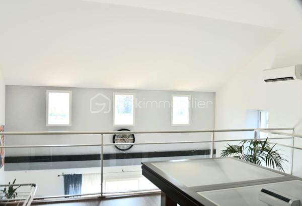 En exclusivité à Peyrins, découvrez cette maison de 176 m² au charme contemporain, offrant de beaux volumes sous plafond cathédrale et un cadre extérieur idéal pour recevoir.
Au rez-de-chaussée, un vaste séjour-salon baigné de lumière s'ouvre sur une cuisine séparée entièrement équipée. Une chambre parentale avec salle de douche privative complète ce niveau, pour un confort en plain-pied.
À l'étage, accessible par un bel escalier ouvert, 3 chambres et une salle de bain offrent un espace nuit spacieux pour toute la famille.
Un atout rare : à l'arrière de la propriété, un atelier de 180 m² avec mezzanine de rangement, bureau indépendant et une authentique baume voûtée en pierre, cave fraîche typique de la région, idéale pour le stockage ou vos projets. Un potentiel exceptionnel pour artisan, passionné de mécanique ou activité professionnelle.
Côté extérieur, profitez d'une terrasse couverte avec coin bar, d'une piscine et d'un terrain de pétanque, le tout sur une belle parcelle de 2 620 m².
Une propriété unique alliant confort familial, espace de vie extérieur et un atelier hors norme — à visiter sans attendre !
527 000 € FAI — DPE : B
Delphine, BSK Immobilier
0699309932
d.sainsorny@bskimmobilier.com