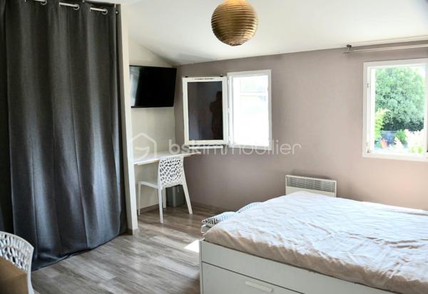 En exclusivité à Peyrins, découvrez cette maison de 176 m² au charme contemporain, offrant de beaux volumes sous plafond cathédrale et un cadre extérieur idéal pour recevoir.
Au rez-de-chaussée, un vaste séjour-salon baigné de lumière s'ouvre sur une cuisine séparée entièrement équipée. Une chambre parentale avec salle de douche privative complète ce niveau, pour un confort en plain-pied.
À l'étage, accessible par un bel escalier ouvert, 3 chambres et une salle de bain offrent un espace nuit spacieux pour toute la famille.
Un atout rare : à l'arrière de la propriété, un atelier de 180 m² avec mezzanine de rangement, bureau indépendant et une authentique baume voûtée en pierre, cave fraîche typique de la région, idéale pour le stockage ou vos projets. Un potentiel exceptionnel pour artisan, passionné de mécanique ou activité professionnelle.
Côté extérieur, profitez d'une terrasse couverte avec coin bar, d'une piscine et d'un terrain de pétanque, le tout sur une belle parcelle de 2 620 m².
Une propriété unique alliant confort familial, espace de vie extérieur et un atelier hors norme — à visiter sans attendre !
527 000 € FAI — DPE : B
Delphine, BSK Immobilier
0699309932
d.sainsorny@bskimmobilier.com