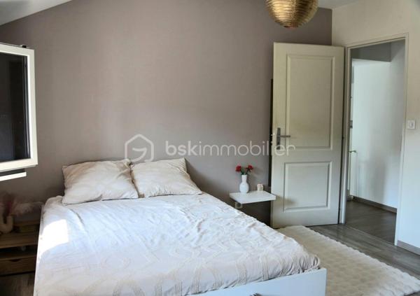 En exclusivité à Peyrins, découvrez cette maison de 176 m² au charme contemporain, offrant de beaux volumes sous plafond cathédrale et un cadre extérieur idéal pour recevoir.
Au rez-de-chaussée, un vaste séjour-salon baigné de lumière s'ouvre sur une cuisine séparée entièrement équipée. Une chambre parentale avec salle de douche privative complète ce niveau, pour un confort en plain-pied.
À l'étage, accessible par un bel escalier ouvert, 3 chambres et une salle de bain offrent un espace nuit spacieux pour toute la famille.
Un atout rare : à l'arrière de la propriété, un atelier de 180 m² avec mezzanine de rangement, bureau indépendant et une authentique baume voûtée en pierre, cave fraîche typique de la région, idéale pour le stockage ou vos projets. Un potentiel exceptionnel pour artisan, passionné de mécanique ou activité professionnelle.
Côté extérieur, profitez d'une terrasse couverte avec coin bar, d'une piscine et d'un terrain de pétanque, le tout sur une belle parcelle de 2 620 m².
Une propriété unique alliant confort familial, espace de vie extérieur et un atelier hors norme — à visiter sans attendre !
527 000 € FAI — DPE : B
Delphine, BSK Immobilier
0699309932
d.sainsorny@bskimmobilier.com