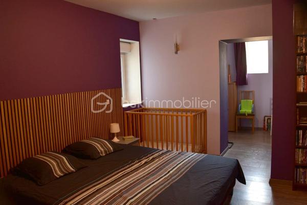 En exclusivité à Peyrins, découvrez cette maison de 176 m² au charme contemporain, offrant de beaux volumes sous plafond cathédrale et un cadre extérieur idéal pour recevoir.
Au rez-de-chaussée, un vaste séjour-salon baigné de lumière s'ouvre sur une cuisine séparée entièrement équipée. Une chambre parentale avec salle de douche privative complète ce niveau, pour un confort en plain-pied.
À l'étage, accessible par un bel escalier ouvert, 3 chambres et une salle de bain offrent un espace nuit spacieux pour toute la famille.
Un atout rare : à l'arrière de la propriété, un atelier de 180 m² avec mezzanine de rangement, bureau indépendant et une authentique baume voûtée en pierre, cave fraîche typique de la région, idéale pour le stockage ou vos projets. Un potentiel exceptionnel pour artisan, passionné de mécanique ou activité professionnelle.
Côté extérieur, profitez d'une terrasse couverte avec coin bar, d'une piscine et d'un terrain de pétanque, le tout sur une belle parcelle de 2 620 m².
Une propriété unique alliant confort familial, espace de vie extérieur et un atelier hors norme — à visiter sans attendre !
527 000 € FAI — DPE : B
Delphine, BSK Immobilier
0699309932
d.sainsorny@bskimmobilier.com