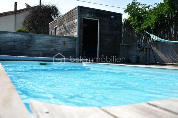 En exclusivité à Peyrins, découvrez cette maison de 176 m² au charme contemporain, offrant de beaux volumes sous plafond cathédrale et un cadre extérieur idéal pour recevoir.
Au rez-de-chaussée, un vaste séjour-salon baigné de lumière s'ouvre sur une cuisine séparée entièrement équipée. Une chambre parentale avec salle de douche privative complète ce niveau, pour un confort en plain-pied.
À l'étage, accessible par un bel escalier ouvert, 3 chambres et une salle de bain offrent un espace nuit spacieux pour toute la famille.
Un atout rare : à l'arrière de la propriété, un atelier de 180 m² avec mezzanine de rangement, bureau indépendant et une authentique baume voûtée en pierre, cave fraîche typique de la région, idéale pour le stockage ou vos projets. Un potentiel exceptionnel pour artisan, passionné de mécanique ou activité professionnelle.
Côté extérieur, profitez d'une terrasse couverte avec coin bar, d'une piscine et d'un terrain de pétanque, le tout sur une belle parcelle de 2 620 m².
Une propriété unique alliant confort familial, espace de vie extérieur et un atelier hors norme — à visiter sans attendre !
527 000 € FAI — DPE : B
Delphine, BSK Immobilier
0699309932
d.sainsorny@bskimmobilier.com