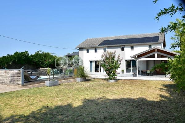 En exclusivité à Peyrins, découvrez cette maison de 176 m² au charme contemporain, offrant de beaux volumes sous plafond cathédrale et un cadre extérieur idéal pour recevoir.
Au rez-de-chaussée, un vaste séjour-salon baigné de lumière s'ouvre sur une cuisine séparée entièrement équipée. Une chambre parentale avec salle de douche privative complète ce niveau, pour un confort en plain-pied.
À l'étage, accessible par un bel escalier ouvert, 3 chambres et une salle de bain offrent un espace nuit spacieux pour toute la famille.
Un atout rare : à l'arrière de la propriété, un atelier de 180 m² avec mezzanine de rangement, bureau indépendant et une authentique baume voûtée en pierre, cave fraîche typique de la région, idéale pour le stockage ou vos projets. Un potentiel exceptionnel pour artisan, passionné de mécanique ou activité professionnelle.
Côté extérieur, profitez d'une terrasse couverte avec coin bar, d'une piscine et d'un terrain de pétanque, le tout sur une belle parcelle de 2 620 m².
Une propriété unique alliant confort familial, espace de vie extérieur et un atelier hors norme — à visiter sans attendre !
527 000 € FAI — DPE : B
Delphine, BSK Immobilier
0699309932
d.sainsorny@bskimmobilier.com