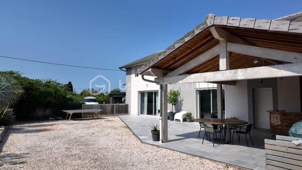 En exclusivité à Peyrins, découvrez cette maison de 176 m² au charme contemporain, offrant de beaux volumes sous plafond cathédrale et un cadre extérieur idéal pour recevoir.
Au rez-de-chaussée, un vaste séjour-salon baigné de lumière s'ouvre sur une cuisine séparée entièrement équipée. Une chambre parentale avec salle de douche privative complète ce niveau, pour un confort en plain-pied.
À l'étage, accessible par un bel escalier ouvert, 3 chambres et une salle de bain offrent un espace nuit spacieux pour toute la famille.
Un atout rare : à l'arrière de la propriété, un atelier de 180 m² avec mezzanine de rangement, bureau indépendant et une authentique baume voûtée en pierre, cave fraîche typique de la région, idéale pour le stockage ou vos projets. Un potentiel exceptionnel pour artisan, passionné de mécanique ou activité professionnelle.
Côté extérieur, profitez d'une terrasse couverte avec coin bar, d'une piscine et d'un terrain de pétanque, le tout sur une belle parcelle de 2 620 m².
Une propriété unique alliant confort familial, espace de vie extérieur et un atelier hors norme — à visiter sans attendre !
527 000 € FAI — DPE : B
Delphine, BSK Immobilier
0699309932
d.sainsorny@bskimmobilier.com
