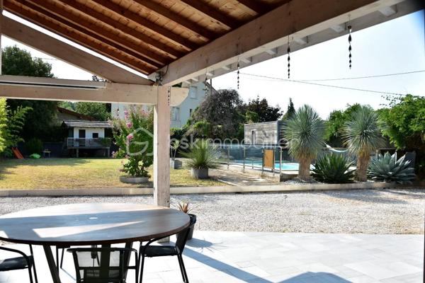 En exclusivité à Peyrins, découvrez cette maison de 176 m² au charme contemporain, offrant de beaux volumes sous plafond cathédrale et un cadre extérieur idéal pour recevoir.
Au rez-de-chaussée, un vaste séjour-salon baigné de lumière s'ouvre sur une cuisine séparée entièrement équipée. Une chambre parentale avec salle de douche privative complète ce niveau, pour un confort en plain-pied.
À l'étage, accessible par un bel escalier ouvert, 3 chambres et une salle de bain offrent un espace nuit spacieux pour toute la famille.
Un atout rare : à l'arrière de la propriété, un atelier de 180 m² avec mezzanine de rangement, bureau indépendant et une authentique baume voûtée en pierre, cave fraîche typique de la région, idéale pour le stockage ou vos projets. Un potentiel exceptionnel pour artisan, passionné de mécanique ou activité professionnelle.
Côté extérieur, profitez d'une terrasse couverte avec coin bar, d'une piscine et d'un terrain de pétanque, le tout sur une belle parcelle de 2 620 m².
Une propriété unique alliant confort familial, espace de vie extérieur et un atelier hors norme — à visiter sans attendre !
527 000 € FAI — DPE : B
Delphine, BSK Immobilier
0699309932
d.sainsorny@bskimmobilier.com