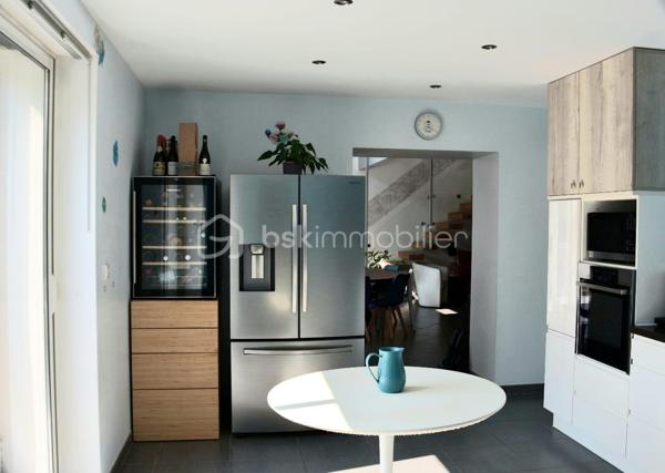En exclusivité à Peyrins, découvrez cette maison de 176 m² au charme contemporain, offrant de beaux volumes sous plafond cathédrale et un cadre extérieur idéal pour recevoir.
Au rez-de-chaussée, un vaste séjour-salon baigné de lumière s'ouvre sur une cuisine séparée entièrement équipée. Une chambre parentale avec salle de douche privative complète ce niveau, pour un confort en plain-pied.
À l'étage, accessible par un bel escalier ouvert, 3 chambres et une salle de bain offrent un espace nuit spacieux pour toute la famille.
Un atout rare : à l'arrière de la propriété, un atelier de 180 m² avec mezzanine de rangement, bureau indépendant et une authentique baume voûtée en pierre, cave fraîche typique de la région, idéale pour le stockage ou vos projets. Un potentiel exceptionnel pour artisan, passionné de mécanique ou activité professionnelle.
Côté extérieur, profitez d'une terrasse couverte avec coin bar, d'une piscine et d'un terrain de pétanque, le tout sur une belle parcelle de 2 620 m².
Une propriété unique alliant confort familial, espace de vie extérieur et un atelier hors norme — à visiter sans attendre !
527 000 € FAI — DPE : B
Delphine, BSK Immobilier
0699309932
d.sainsorny@bskimmobilier.com