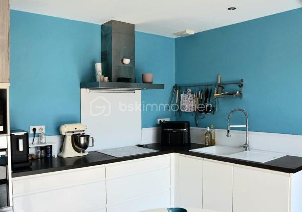 En exclusivité à Peyrins, découvrez cette maison de 176 m² au charme contemporain, offrant de beaux volumes sous plafond cathédrale et un cadre extérieur idéal pour recevoir.
Au rez-de-chaussée, un vaste séjour-salon baigné de lumière s'ouvre sur une cuisine séparée entièrement équipée. Une chambre parentale avec salle de douche privative complète ce niveau, pour un confort en plain-pied.
À l'étage, accessible par un bel escalier ouvert, 3 chambres et une salle de bain offrent un espace nuit spacieux pour toute la famille.
Un atout rare : à l'arrière de la propriété, un atelier de 180 m² avec mezzanine de rangement, bureau indépendant et une authentique baume voûtée en pierre, cave fraîche typique de la région, idéale pour le stockage ou vos projets. Un potentiel exceptionnel pour artisan, passionné de mécanique ou activité professionnelle.
Côté extérieur, profitez d'une terrasse couverte avec coin bar, d'une piscine et d'un terrain de pétanque, le tout sur une belle parcelle de 2 620 m².
Une propriété unique alliant confort familial, espace de vie extérieur et un atelier hors norme — à visiter sans attendre !
527 000 € FAI — DPE : B
Delphine, BSK Immobilier
0699309932
d.sainsorny@bskimmobilier.com