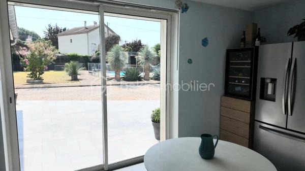 En exclusivité à Peyrins, découvrez cette maison de 176 m² au charme contemporain, offrant de beaux volumes sous plafond cathédrale et un cadre extérieur idéal pour recevoir.
Au rez-de-chaussée, un vaste séjour-salon baigné de lumière s'ouvre sur une cuisine séparée entièrement équipée. Une chambre parentale avec salle de douche privative complète ce niveau, pour un confort en plain-pied.
À l'étage, accessible par un bel escalier ouvert, 3 chambres et une salle de bain offrent un espace nuit spacieux pour toute la famille.
Un atout rare : à l'arrière de la propriété, un atelier de 180 m² avec mezzanine de rangement, bureau indépendant et une authentique baume voûtée en pierre, cave fraîche typique de la région, idéale pour le stockage ou vos projets. Un potentiel exceptionnel pour artisan, passionné de mécanique ou activité professionnelle.
Côté extérieur, profitez d'une terrasse couverte avec coin bar, d'une piscine et d'un terrain de pétanque, le tout sur une belle parcelle de 2 620 m².
Une propriété unique alliant confort familial, espace de vie extérieur et un atelier hors norme — à visiter sans attendre !
527 000 € FAI — DPE : B
Delphine, BSK Immobilier
0699309932
d.sainsorny@bskimmobilier.com