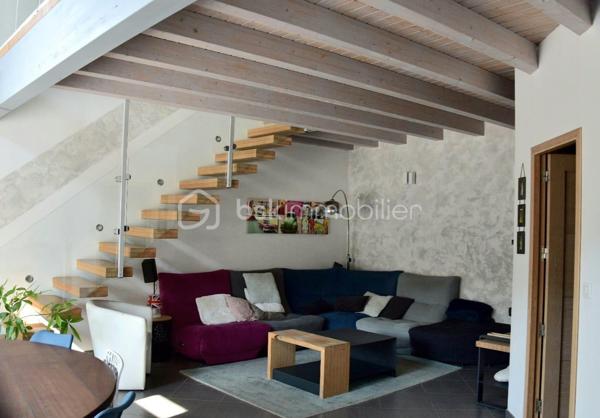 En exclusivité à Peyrins, découvrez cette maison de 176 m² au charme contemporain, offrant de beaux volumes sous plafond cathédrale et un cadre extérieur idéal pour recevoir.
Au rez-de-chaussée, un vaste séjour-salon baigné de lumière s'ouvre sur une cuisine séparée entièrement équipée. Une chambre parentale avec salle de douche privative complète ce niveau, pour un confort en plain-pied.
À l'étage, accessible par un bel escalier ouvert, 3 chambres et une salle de bain offrent un espace nuit spacieux pour toute la famille.
Un atout rare : à l'arrière de la propriété, un atelier de 180 m² avec mezzanine de rangement, bureau indépendant et une authentique baume voûtée en pierre, cave fraîche typique de la région, idéale pour le stockage ou vos projets. Un potentiel exceptionnel pour artisan, passionné de mécanique ou activité professionnelle.
Côté extérieur, profitez d'une terrasse couverte avec coin bar, d'une piscine et d'un terrain de pétanque, le tout sur une belle parcelle de 2 620 m².
Une propriété unique alliant confort familial, espace de vie extérieur et un atelier hors norme — à visiter sans attendre !
527 000 € FAI — DPE : B
Delphine, BSK Immobilier
0699309932
d.sainsorny@bskimmobilier.com