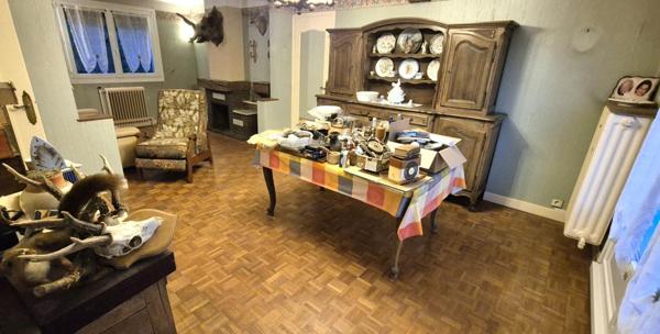 Belle Propriété d'Agrément et sa Maison Individuelle de 164 m² sur Sous-sol complet et Véranda à Rénover avec Cour, Garages, Caves, Dépendances et Terrain clos et paysager de 10192 m²