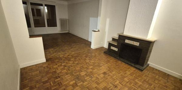 Belle Propriété d'Agrément et sa Maison Individuelle de 164 m² sur Sous-sol complet et Véranda à Rénover avec Cour, Garages, Caves, Dépendances et Terrain clos et paysager de 10192 m²