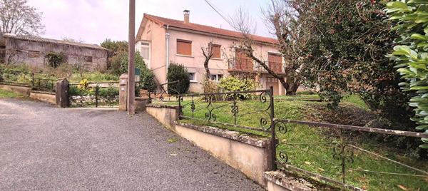 Belle Propriété d'Agrément et sa Maison Individuelle de 164 m² sur Sous-sol complet et Véranda à Rénover avec Cour, Garages, Caves, Dépendances et Terrain clos et paysager de 10192 m²