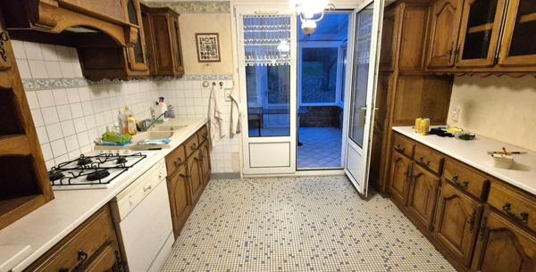 Belle Propriété d'Agrément et sa Maison Individuelle de 164 m² sur Sous-sol complet et Véranda à Rénover avec Cour, Garages, Caves, Dépendances et Terrain clos et paysager de 10192 m²