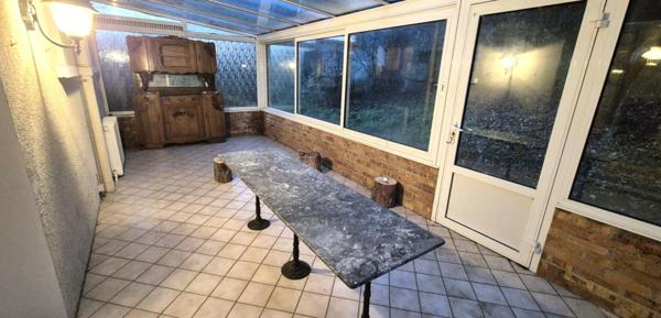 Belle Propriété d'Agrément et sa Maison Individuelle de 164 m² sur Sous-sol complet et Véranda à Rénover avec Cour, Garages, Caves, Dépendances et Terrain clos et paysager de 10192 m²